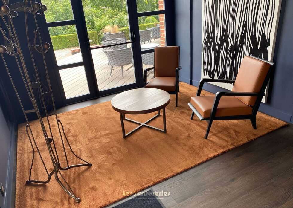 Décoration d'espace avec siège tapissier, tapis, tentures et mobilier