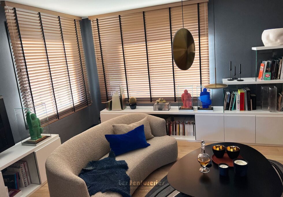 Aménagement intérieur avec store bois, canapé tapissier et mobilier